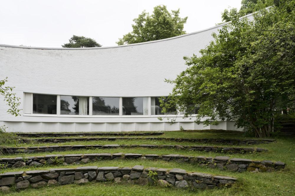 Das Studio von Alvar Aalto verbirgt in seinem Innenhof einen amphitheaterähnlichen Garten. Bild: Maija Holma, Alvar-Aalto-Stiftung