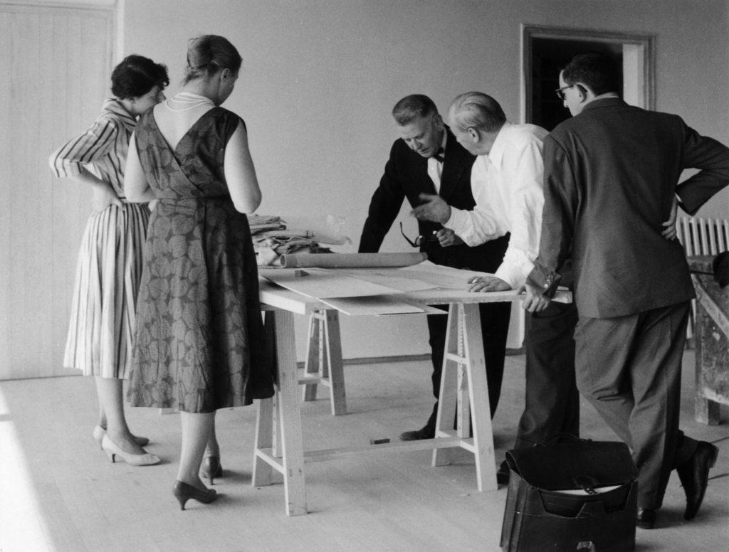 Elissa (second from the left) and Alvar (second from the right) Aalto during the construction of Maison Louis Carré in France. Photo: Alvar Aalto Museum.