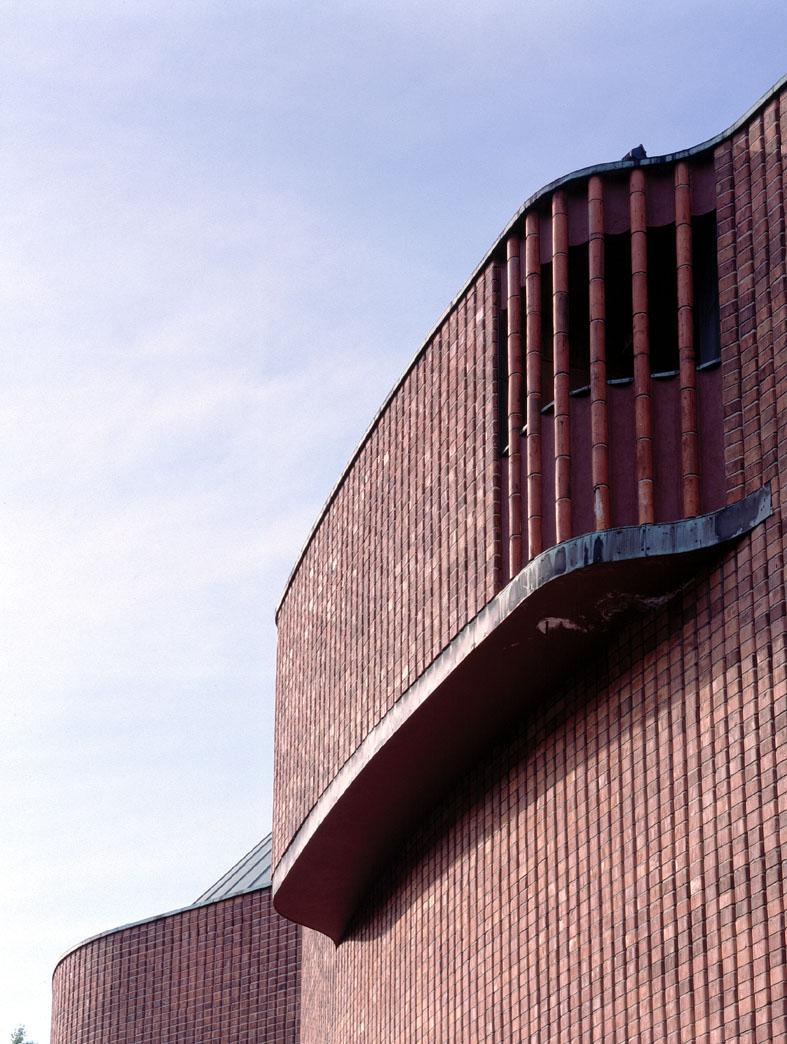 Alvar Aallon suunnittelemassa Kulttuuritalossa Helsingissä on punatiilinen kaareutuva julkisivu.