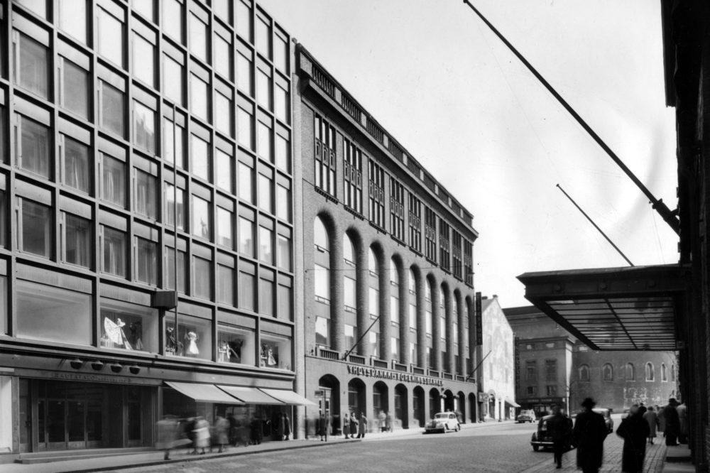 隣にあるエリエル・サーリネンが1920年に設計した建物との調和を考え、通り側のファサードには銅板を用いた。写真：Martti Kapanen（アルヴァ・アアルト財団）