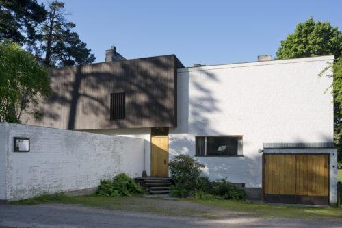隣にあるエリエル・サーリネンが1920年に設計した建物との調和を考え、通り側のファサードには銅板を用いた。写真：Martti Kapanen（アルヴァ・アアルト財団）