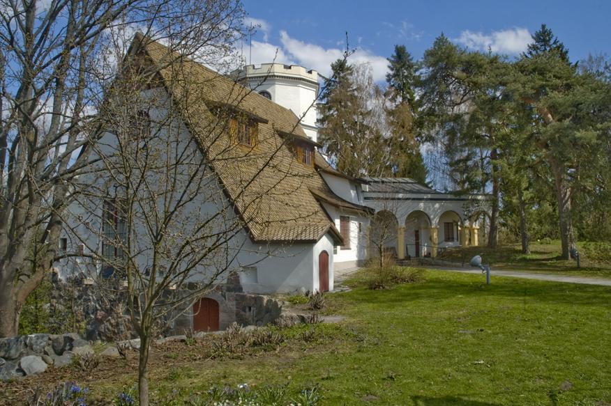 白い漆喰仕上げのアトリエは円形劇場を模した中庭を囲むように建てられている。写真：Maija Holma（アルヴァ・アアルト財団）